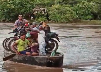 Com cheia do rio São Nicolau, moradores fazem travessias perigosas